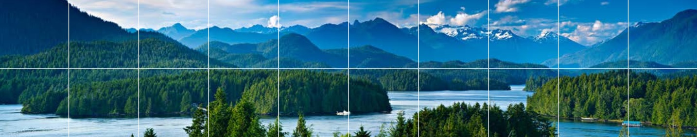 Vue panoramique des montagnes, du ciel bleu, des nuages blancs et d'une île dans une rivière 